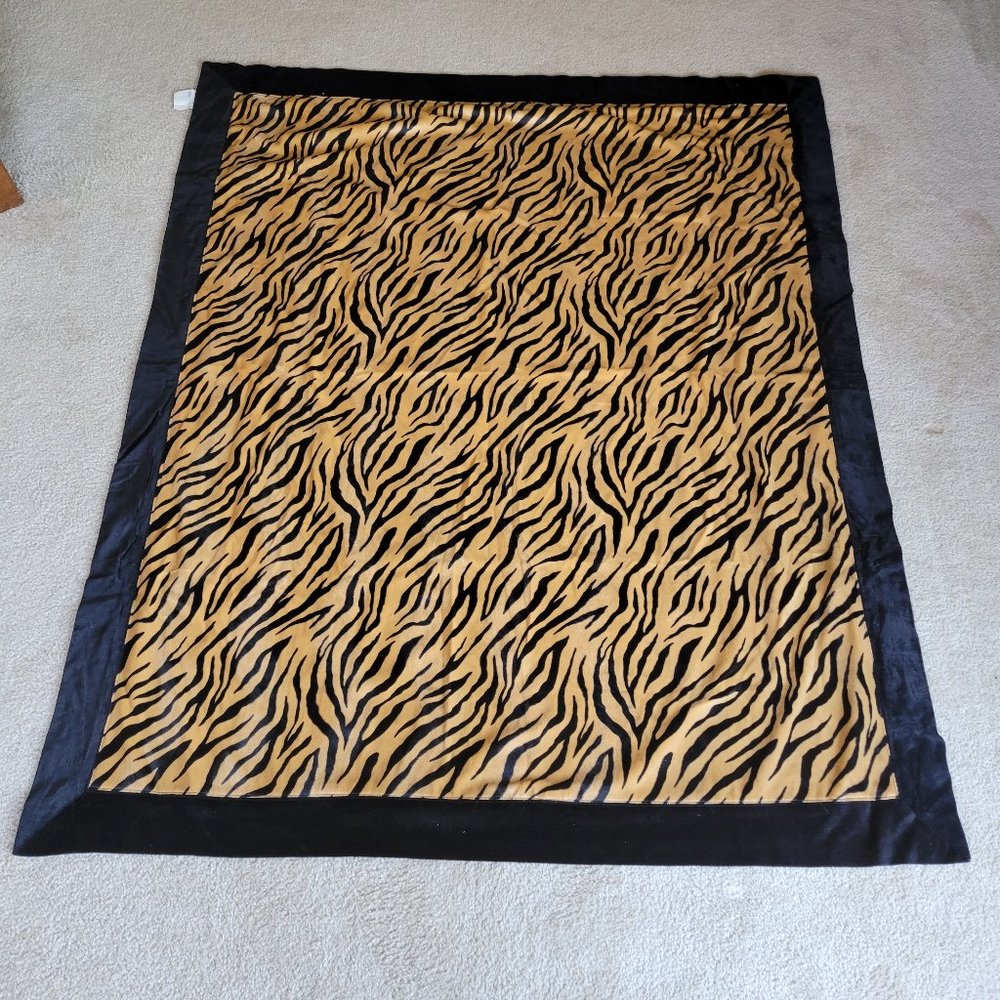 NWT Tiger Print Velvety Throw Blanket With Realistic "Fur" Pattern - Picture 1 of 7